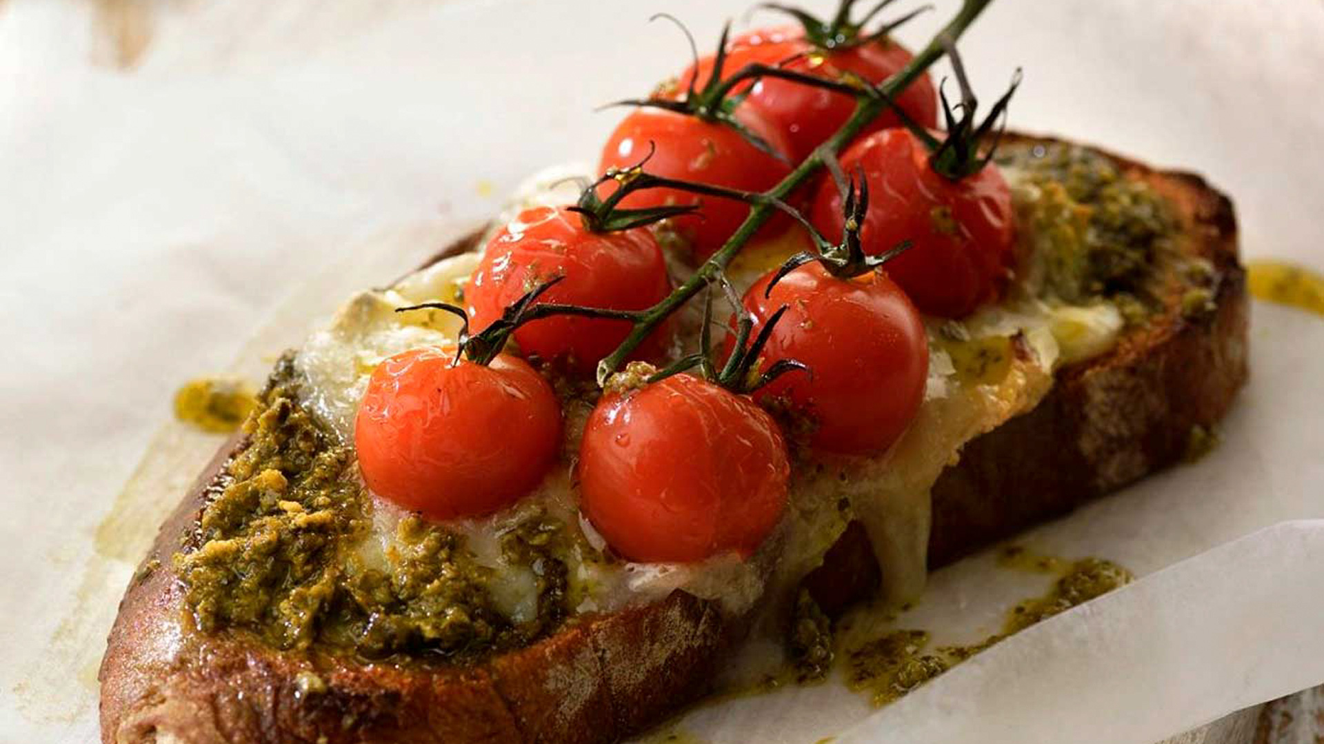 Bruschette al pesto e formaggio