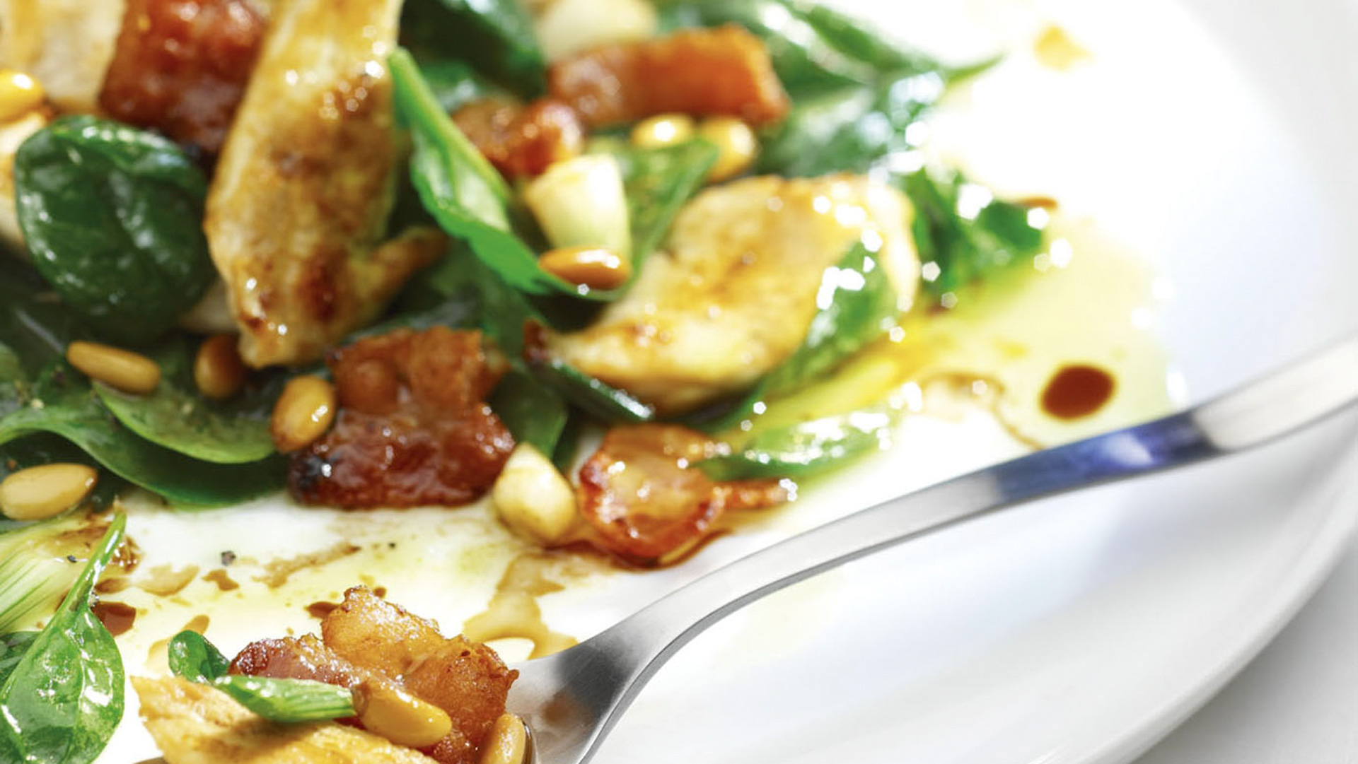 Insalata calda di pollo, pancetta e spinaci