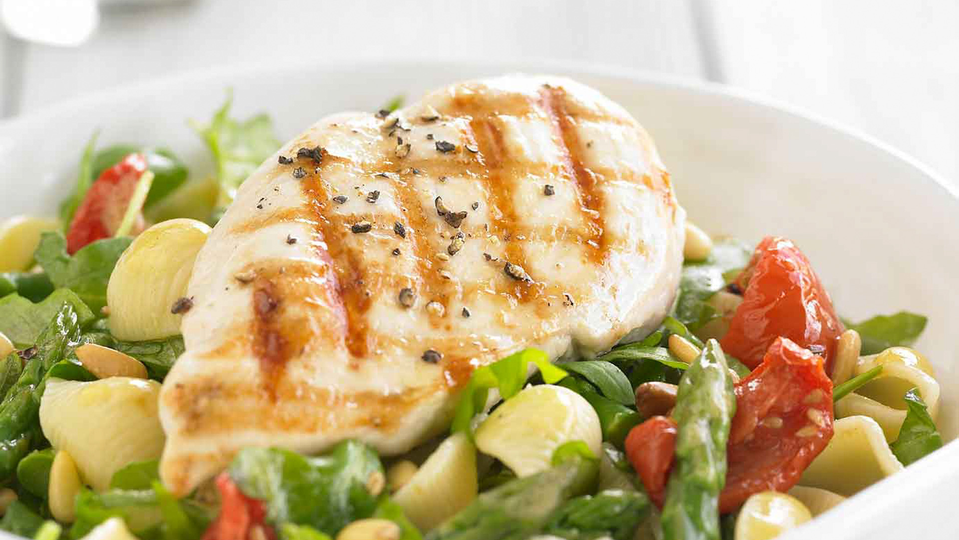 Pollo alla piastra con conchiglie, rucola e asparagi