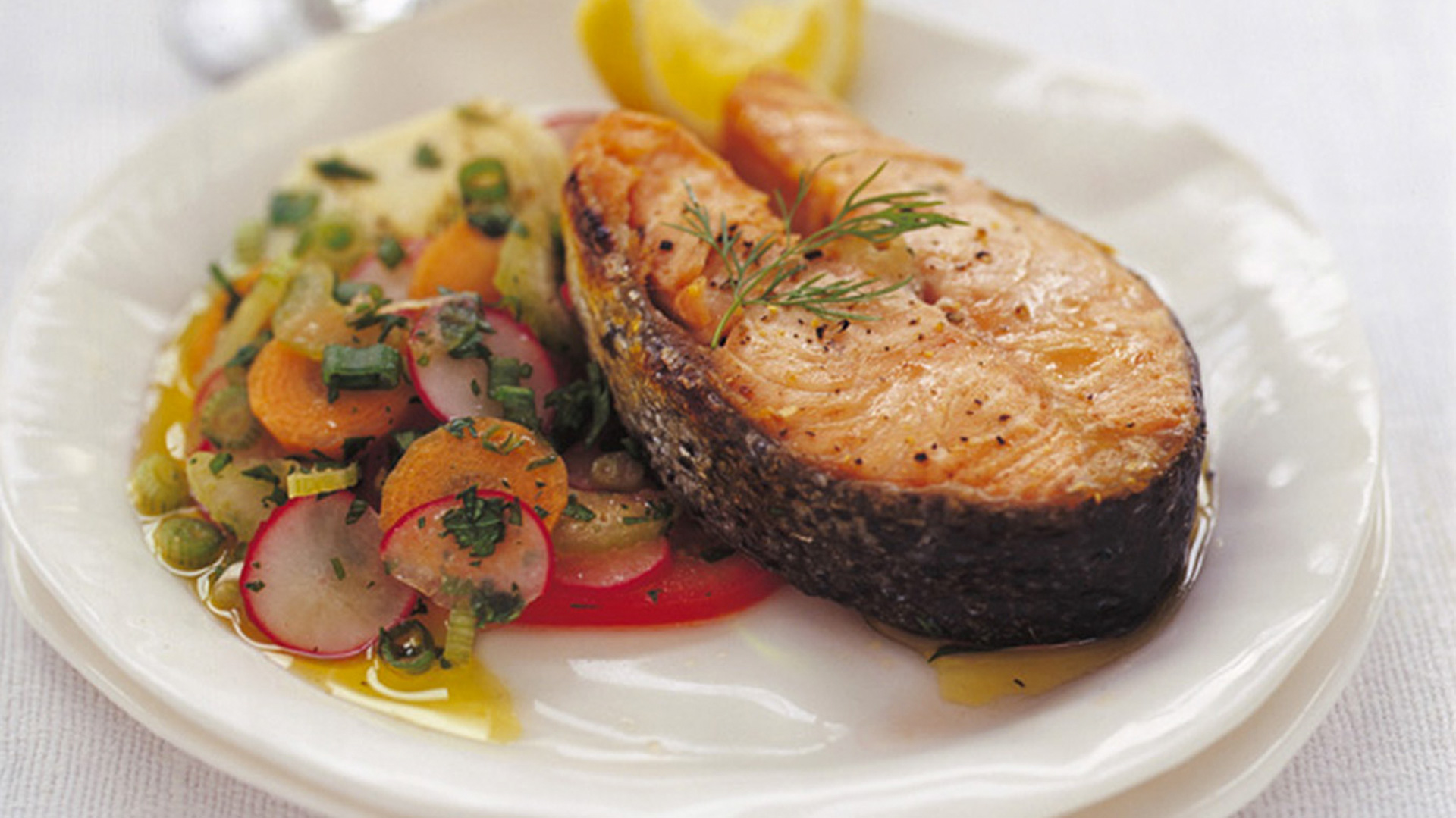Salmone croccante con crudité di verdure